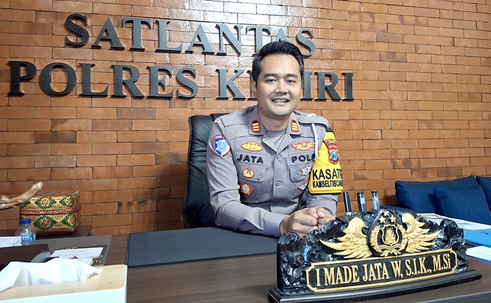 I Made Jata Wiranegara. Pria asal Bali yang kini menjadi polisi. Bertugas di Kepolisian Resor (Polres) Kediri.