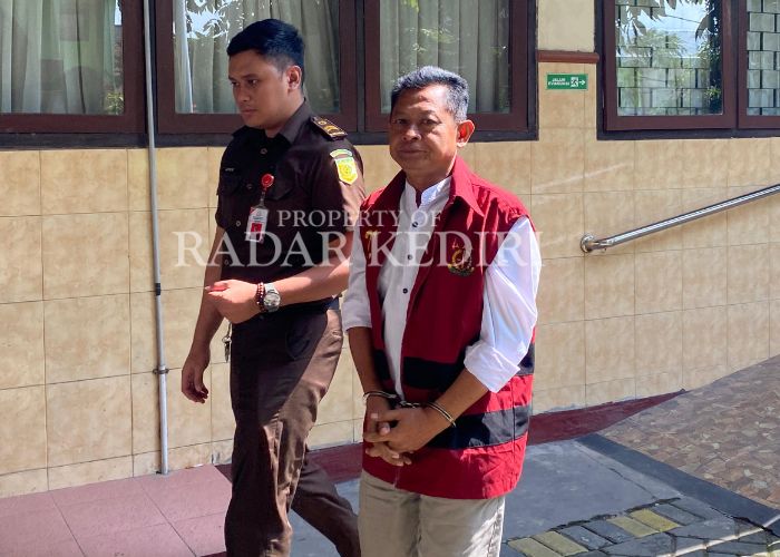 SIDANG LAGI: Hari Amin dikawal petugas kejaksaan saat di Pengadilan Negeri Kabupaten Kediri.