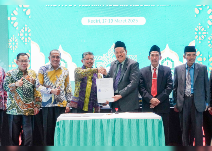 TINGKATKAN MUTU PENDIDIKAN- Rektor IAIN Kediri Prof Dr Wahidul Anam (tiga dari kanan) meneken dengan ketua tim asesor dalam asesmen lapangan akreditasi perguruan tinggi dari BAN-PT