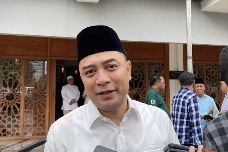 Wali Kota Surabaya Eri Cahyadi menunjukkan sikap tegas terhadap praktik penahanan ijazah oleh perusahaan.