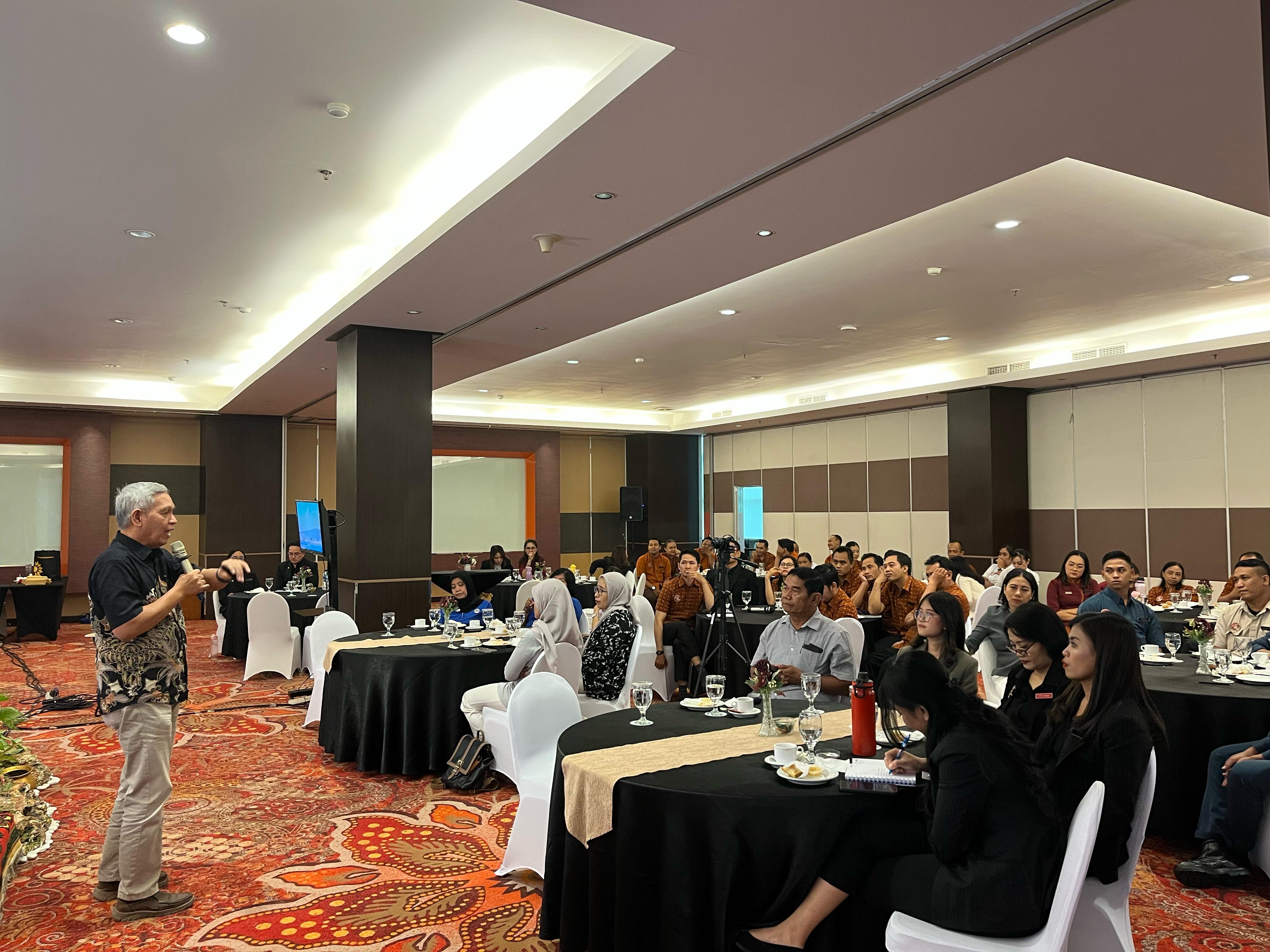dr Roni Subagyo, dokter ahli kejiawaan saat memberikan materi kesehatan mental.