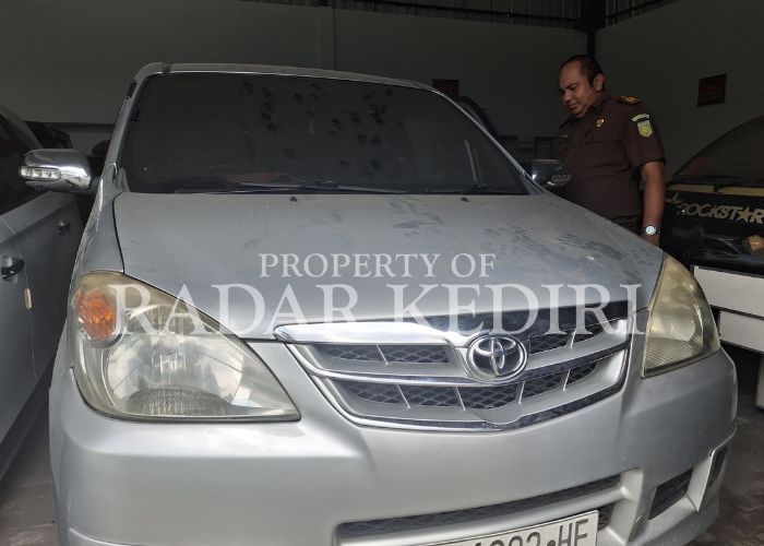 JADI BB: Jaksa M Iskandar saat mengecek mobil milik korban yang dicuri Yusa.