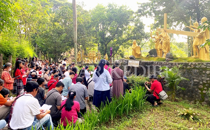 Ratusan umat Katolik mengikuti proses Jalan Salib di tiruan Bukit Golgota Kompleks Gua Maria Lourdes, Gereja Puhsarang dalam peringatan Tri Hari Suci.