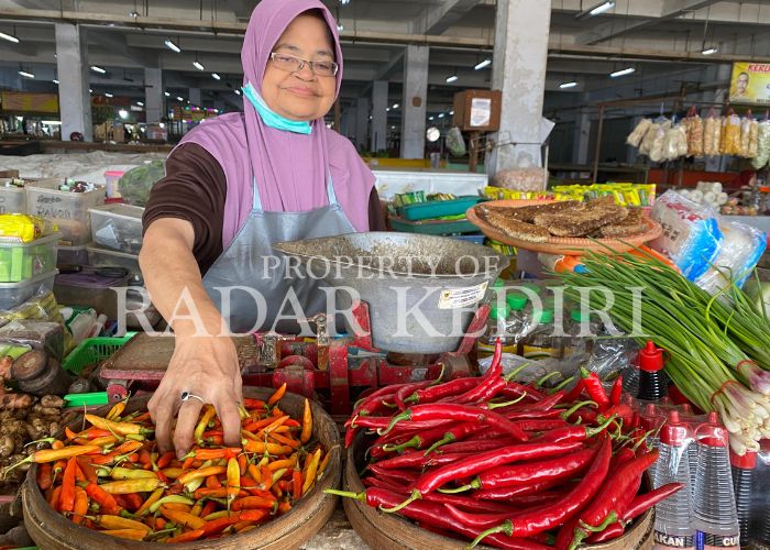 TURUN: Penjual cabai di Pasar Setonobetek  melayani pembeli 