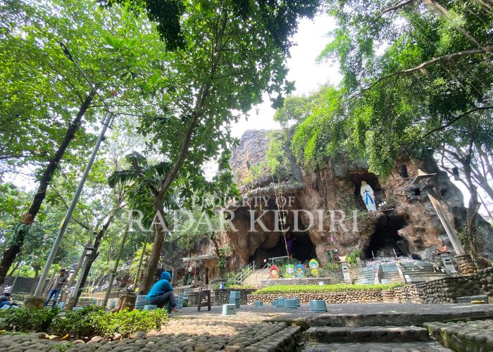 SEHARI JELANG PASKAH: Seorang pengunjung sedang khusyuk berdoa di depan Gua Maria.