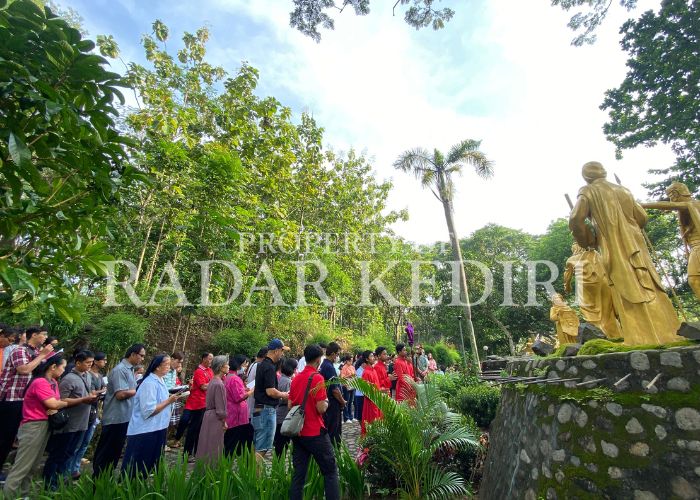 KHUSYUK: Umat Katolik mengikuti prosesi Jalan Salib di Gua Maria Lourdes Puhsarang