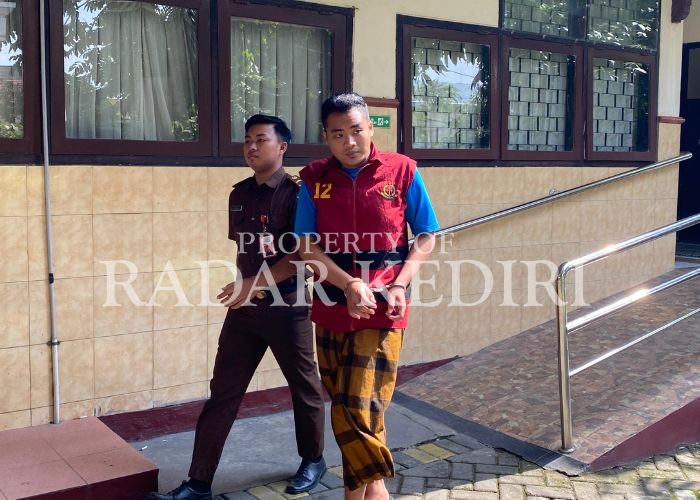 PASRAH: Gibran usai sidang dibawa ke tahanan sementara PN Kabupaten Kediri.