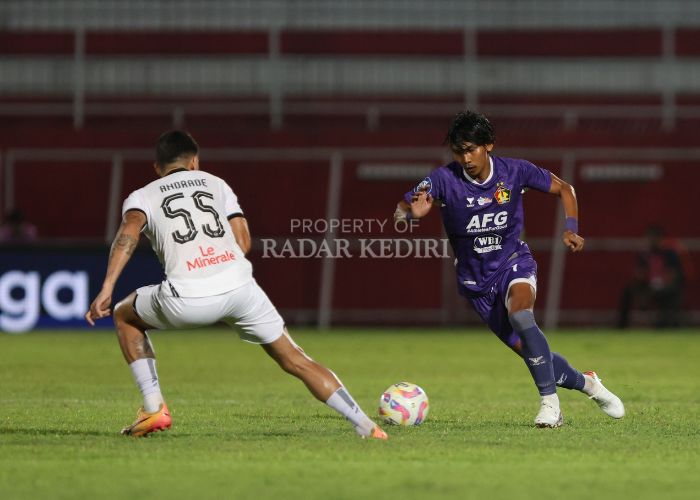 Fullback Persik Kediri Yusuf Meilana saat melawan Persija Jakarta.