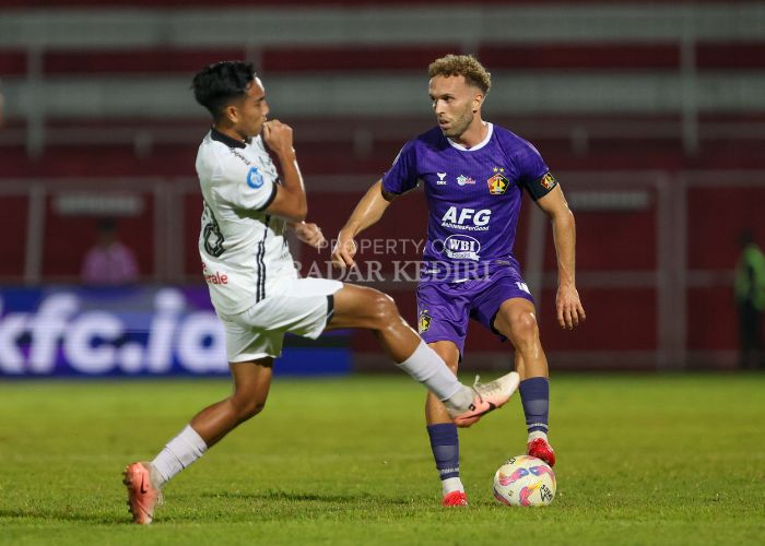 Kapten Persik Kediri Ze Valente saat melawan Persija Jakarta di Stadion Soepriadi, Kota Blitar.
