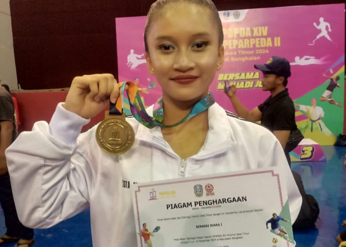 BERPRESTASI: Shandya Putri Aftaluna menunjukkan medali dan piagam sebagai jawara atlet aerobik.