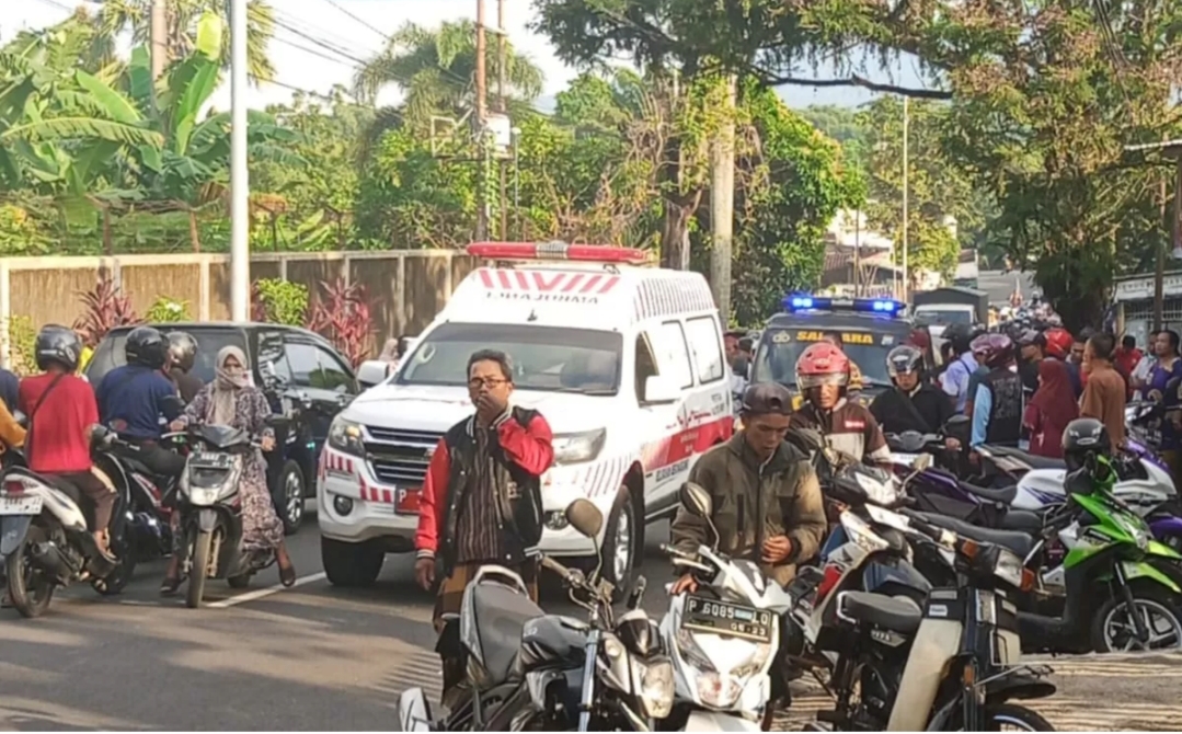 Lokasi kejadian kecelakaan antara truk dan sepeda motor yang menyebabkan satu orang meninggal dunia.
