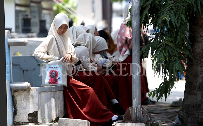 Siswa SMP di Kota Kediri saat pulang sekolah.