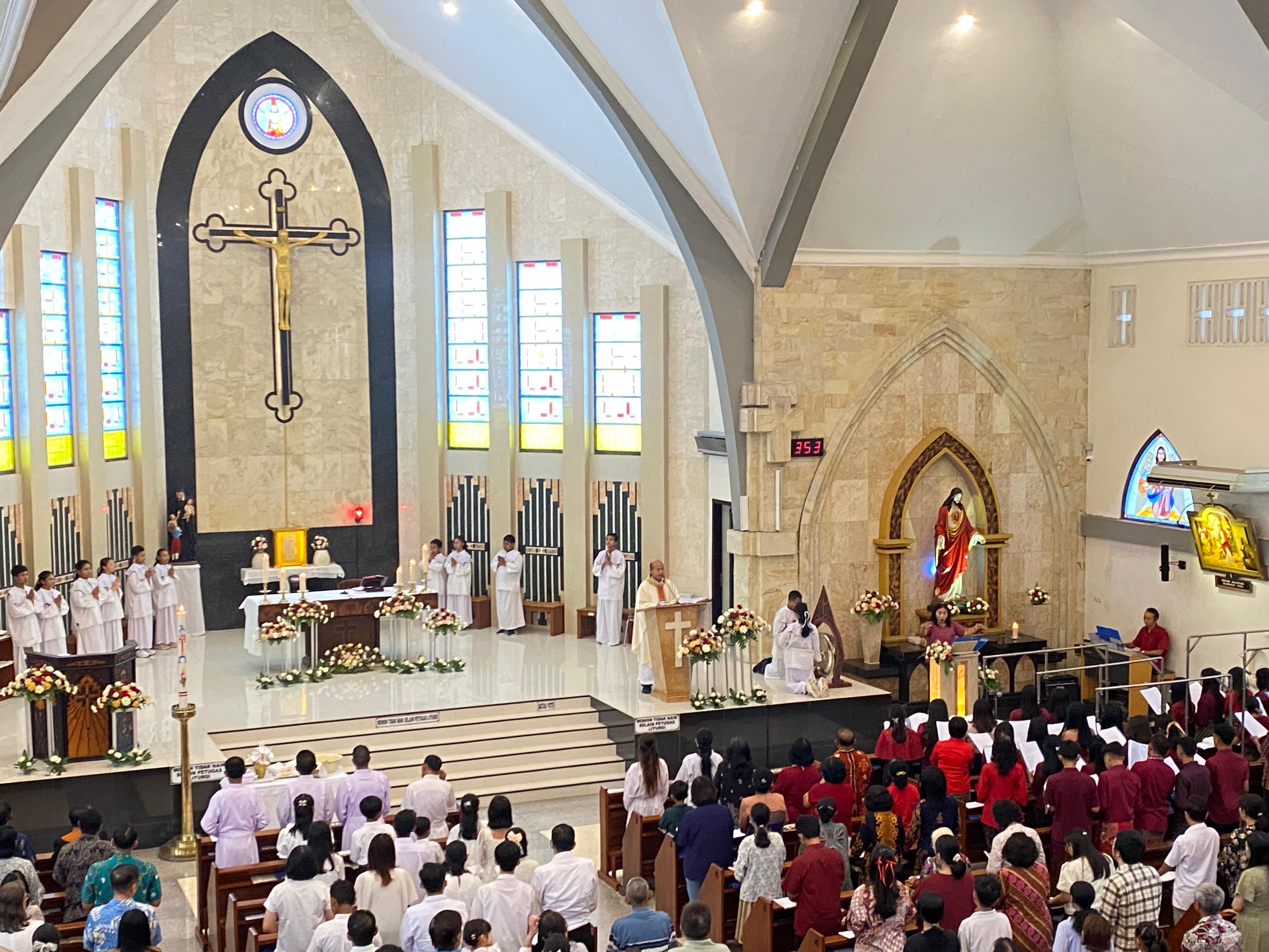 Suasana perayaan paskah di Gereja Santo Vincentius A Paulo Kediri.