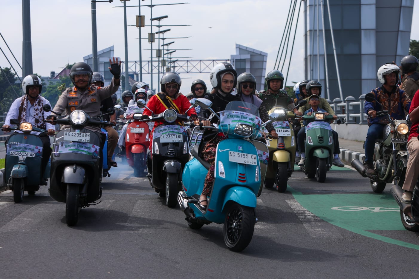 Wali Kota Kediri Vinanda, forkopimda, dan pecinta Vespa memperingati Hari Kartini dengan touring dan menanam pohon.