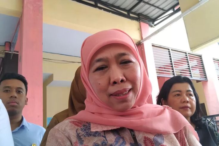 Gubernur Khofifah tegas minta hukum tetap berjalan untuk perusahaan yang tahan ijazah.