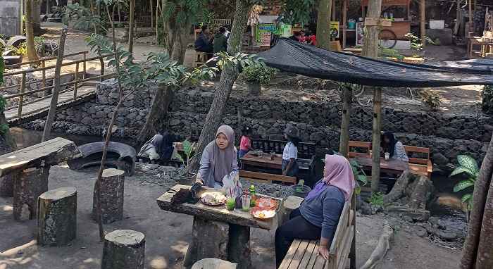 RINDANG. Wisata Kali Etan Desa Bringin menawarkan kesejukan di bawah pepohonan