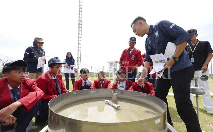 Sebanyak 136  siswa MTsN 2 Kota Kediri mengikuti kegiatan School Journalist Trip (SJT) bersama JP Radar Kediri  (21/4).