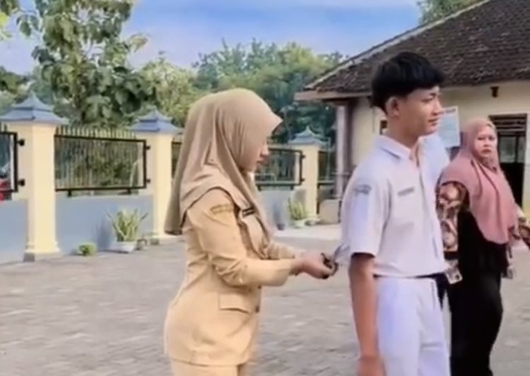 Seorang guru viral di Jawa Tengah karena menggunting seragam siswa.
