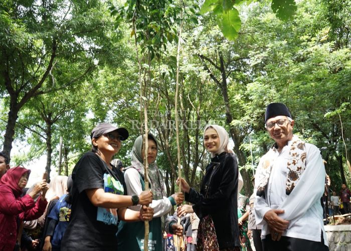 Wali Kota Vinanda Pramewati, Wawali Qowimuddin Thoha dan para pejabat forkopimda menanam pohon di Kawasan Gua Selomangleng kemarin pagi.