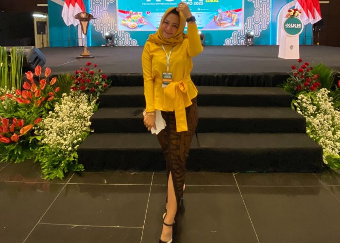 JADI TELADAN: Dinar Anggry Andina sosok perempuan yang membuka usaha kuliner di Kediri.