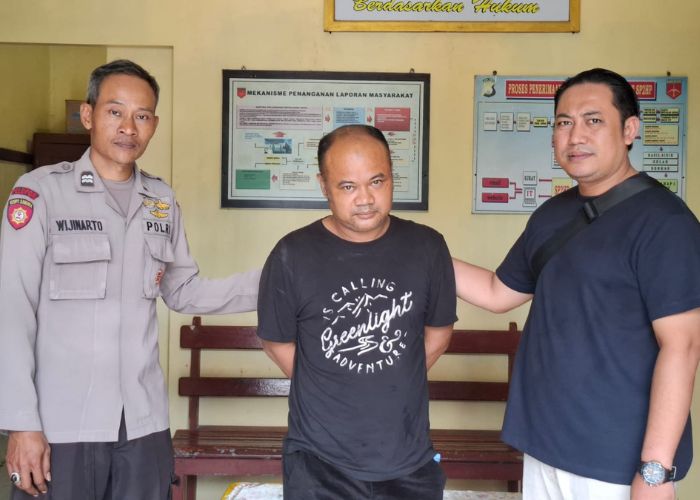 TAK JERA: Eko (tengah) setelah diserahkan ke Polsek Gurah. Dia dibekuk karena membobol ATM Bank Jatim di Gurah Kediri.