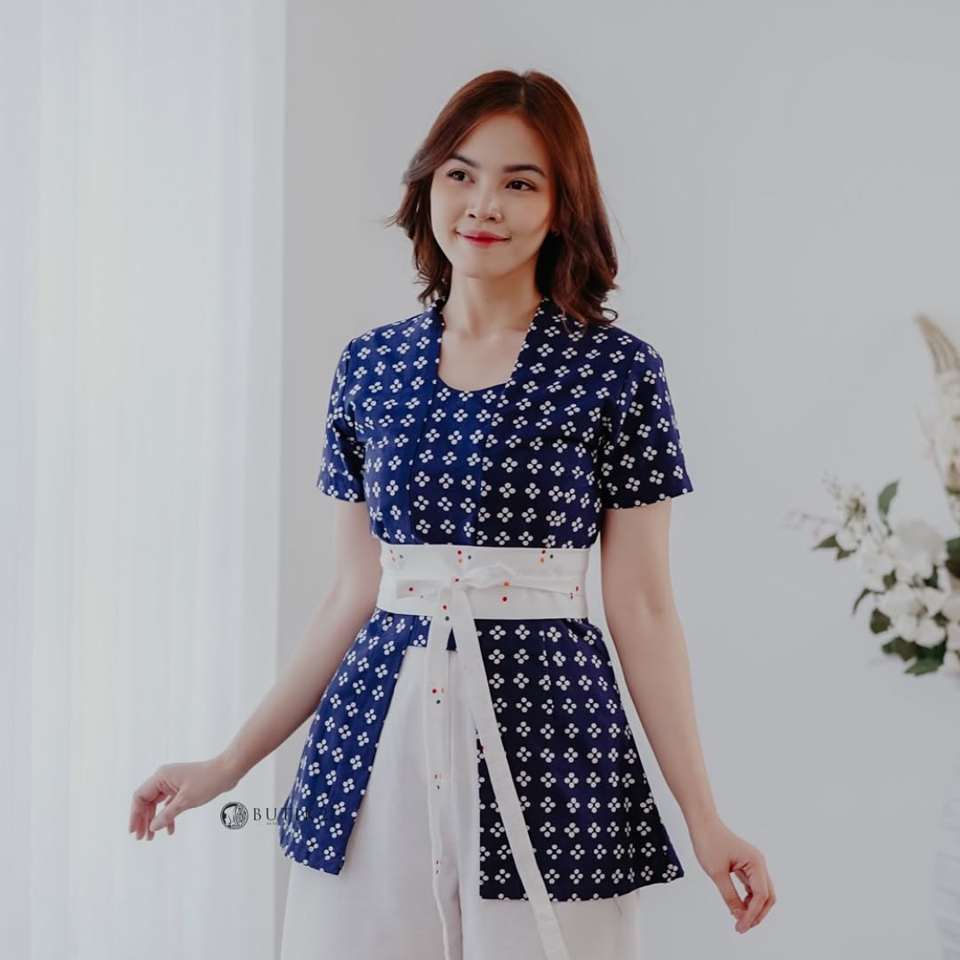 Atasan kutubaru warna navy dengan tambahan sentuhan ikatan pada pingggang (instragam.com/ @batik_butik27)
