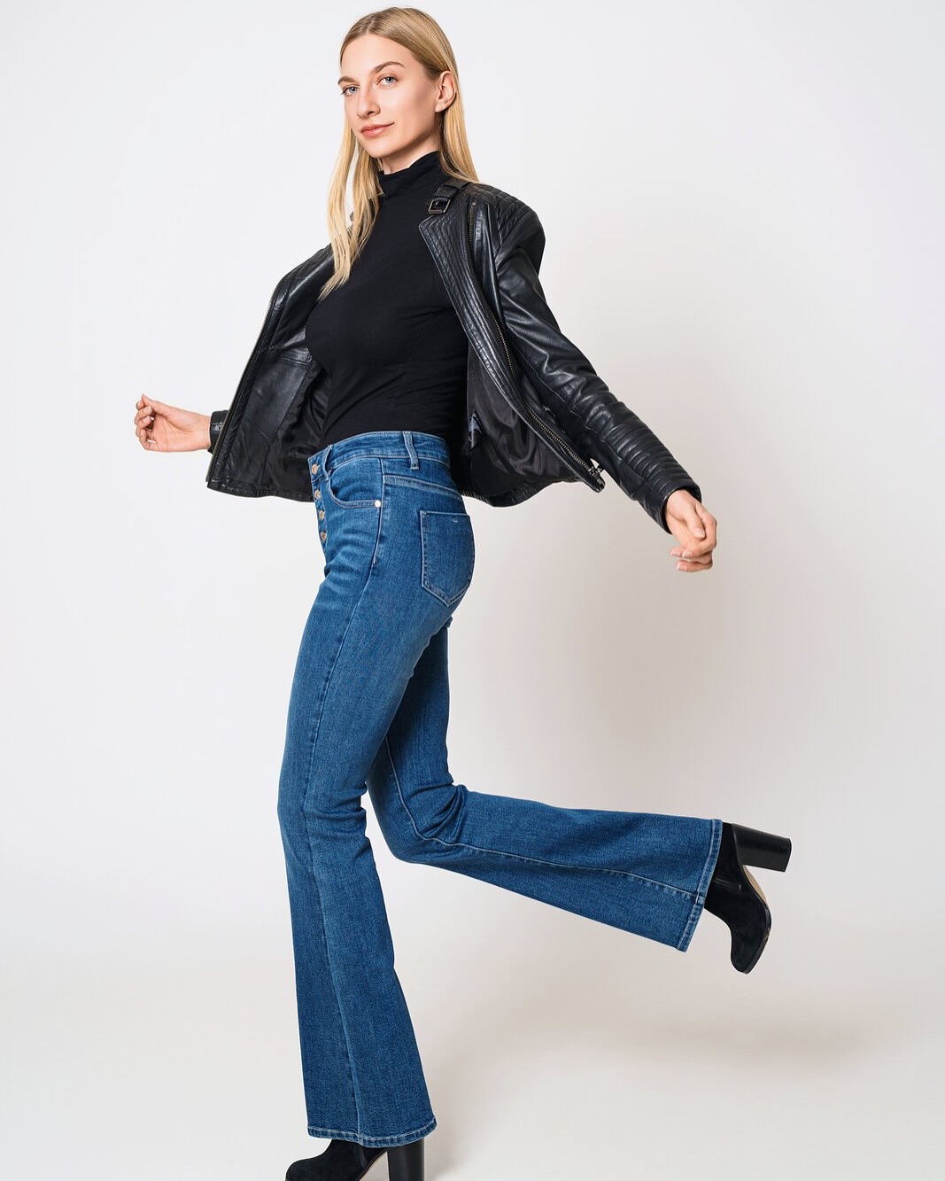 Jenis celana bootcut jeans dengan perpaduan atasan jaket kulit warna hitam dengan tambahan sepatu booth hitam (instragam.com/ @bluemonkeyjeans)