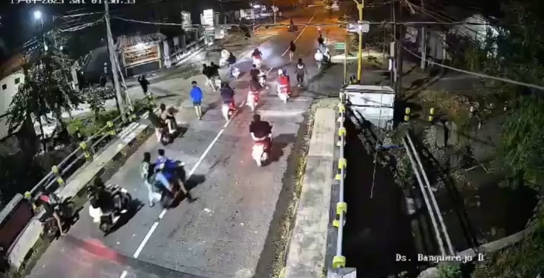 Bentrokan diduga geng motor dengan warga di Tuban yang terekam CCTV.