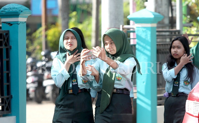 : Siswa SMAN 8 bersiap pulang. Sekolah di utara Stadion Brawijaya itu menjadi salah satu yang diserbu pendaftar dalam SPMB.