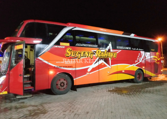 Bus Sugeng Rahayu yang melayani antar kota antar provinsi.
