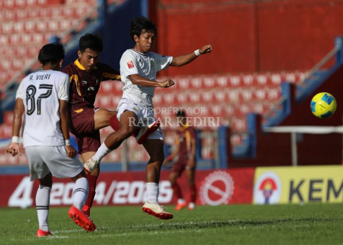 Inter Kediri melawan Persikasi Kab. Bekasi di Stadion Brawijaya, Kota Kediri.