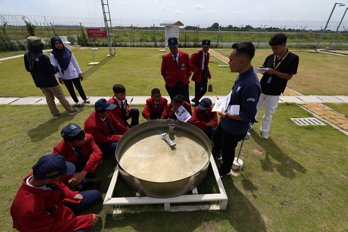 Siswa MTSN 2 Kota Kediri mengamati alat pengukur penguapan di Stasiun Cuaca BMKG Dhoh dalam program School Junalist Trip Radar Kediri