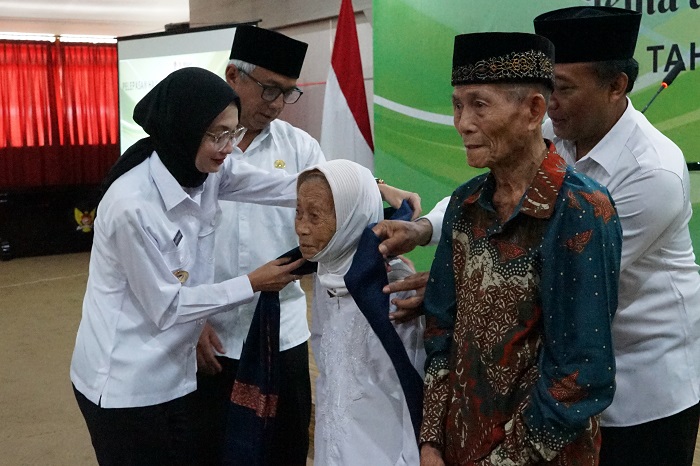 Wali Kota Kediri Vinanda Prameswati beri wejangan kepada CJH yang berangkat kloter 1.