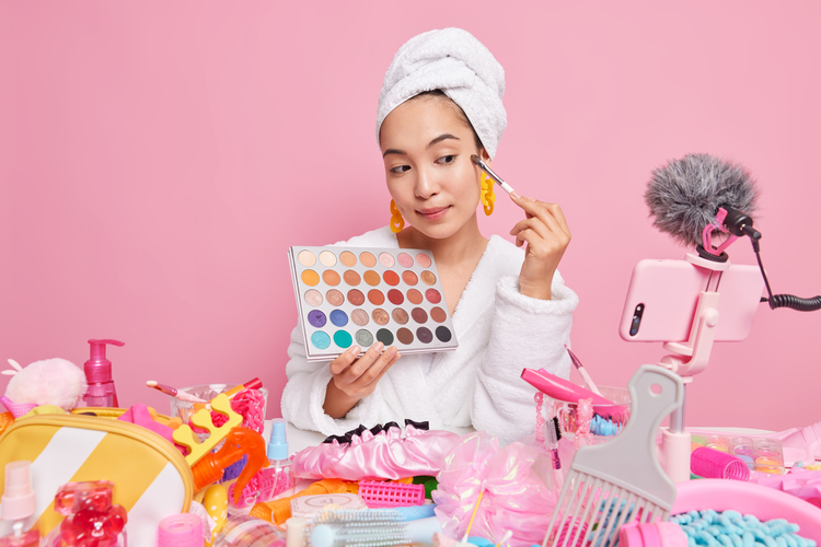 Atasi kulit berminyak dan tampil sempurna setiap hari, temukan tis makeup yang tepat untuk wajah flawless tanpa kilau berlebih (freepik)
