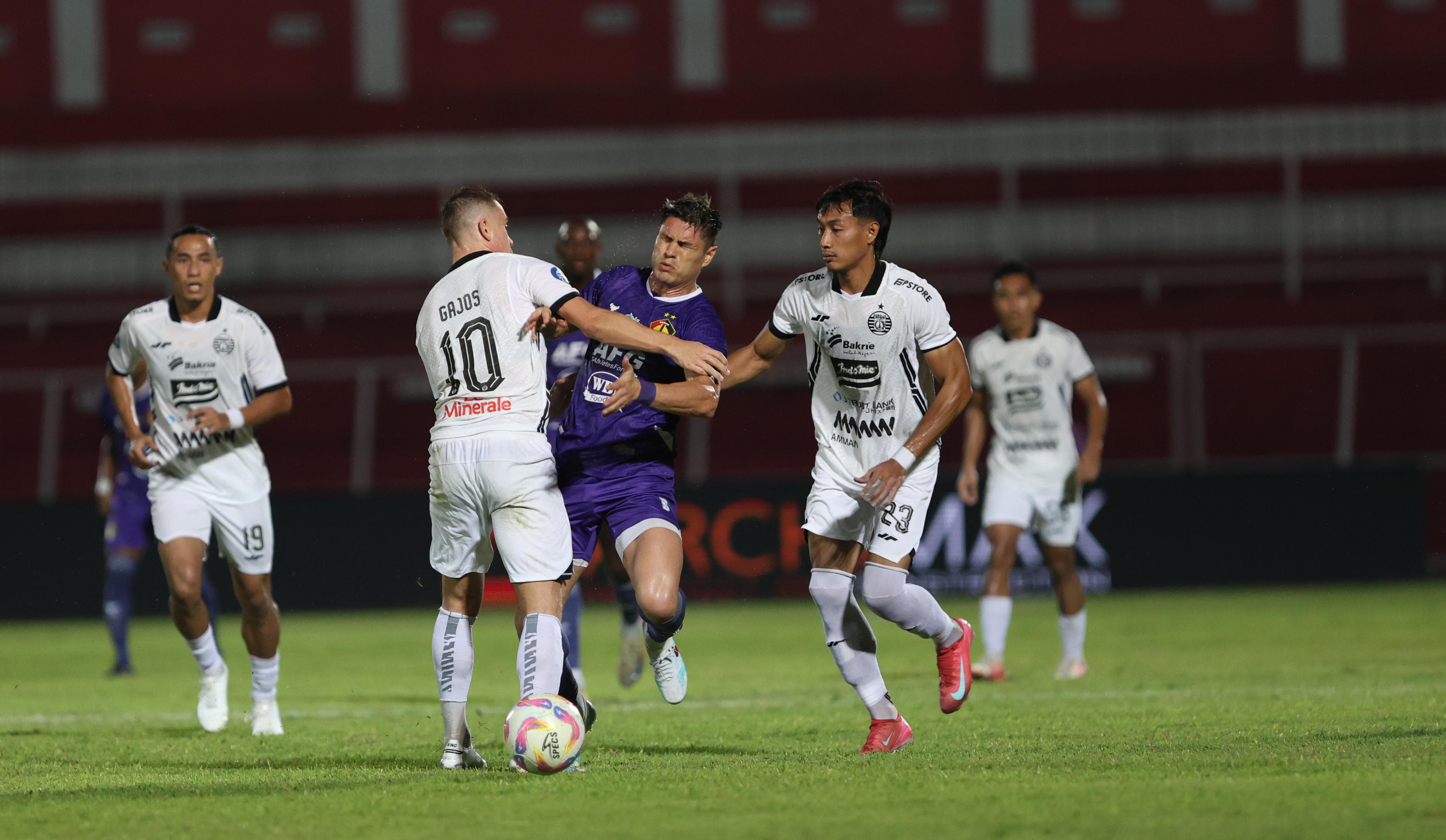 Persik Kediri versus Persija Jakarta di Stadion Soepriadi Kota Blitar.