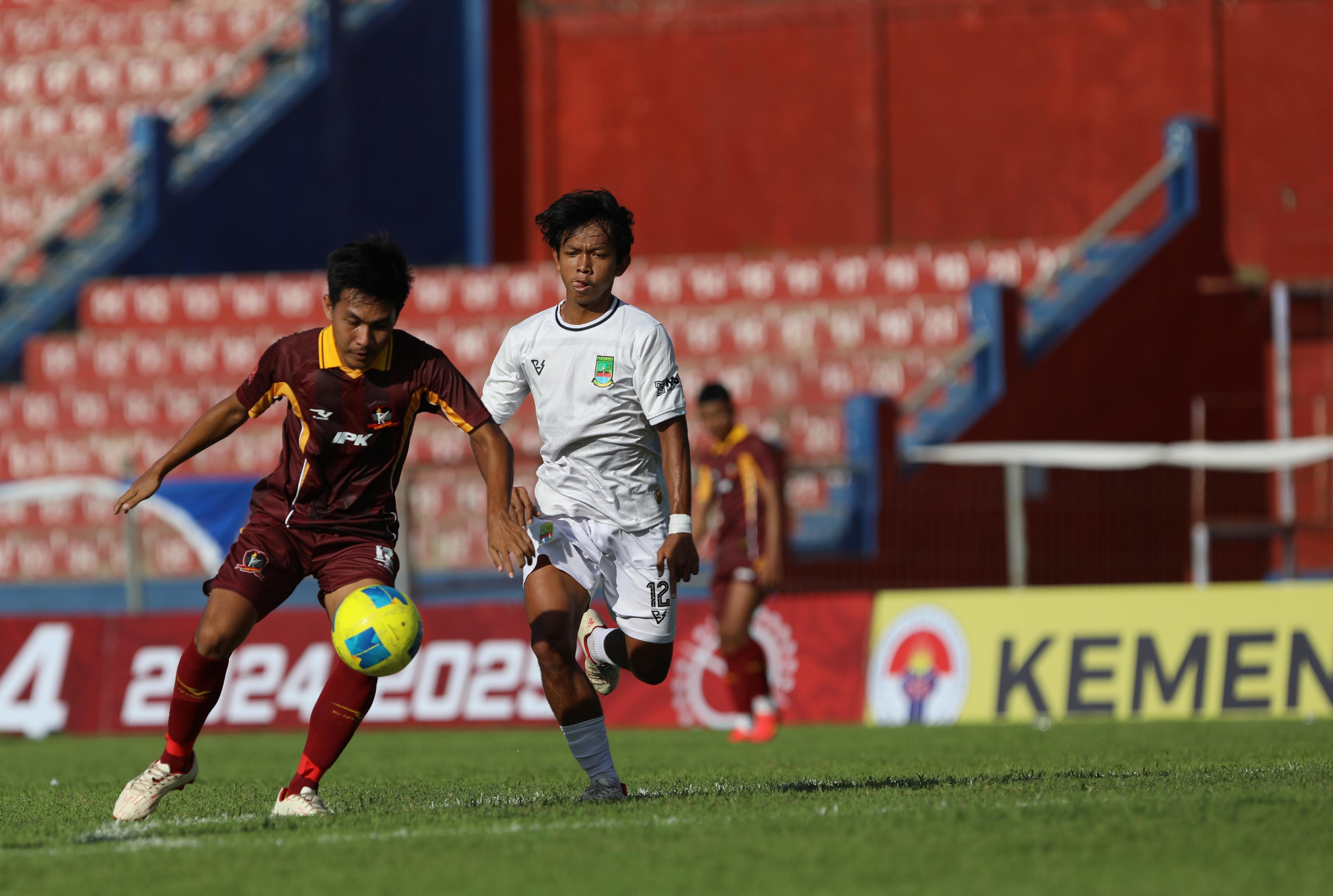 Inter Kediri versus Persikasi Kab Bekasi di Stadion Brawijaya Kota Kediri.