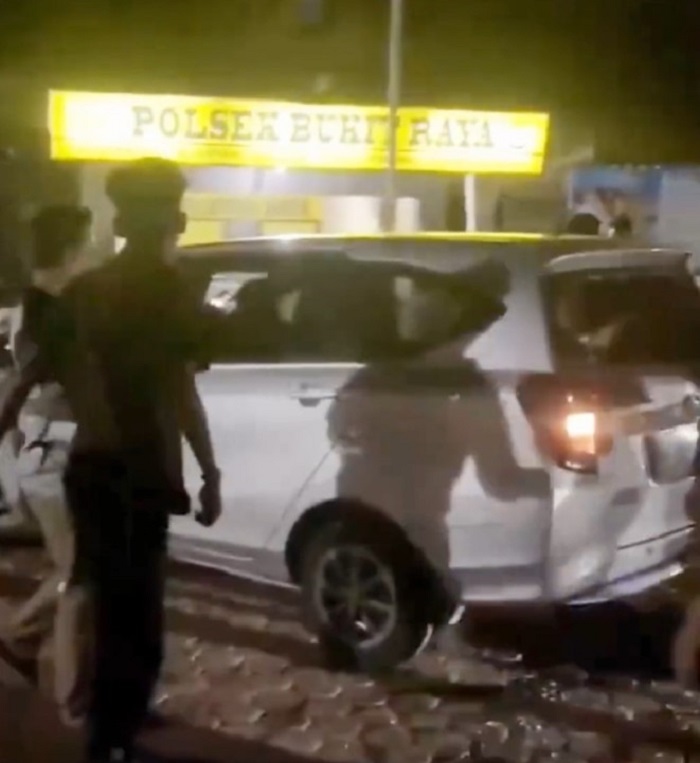 Seorang Perempuan Jadi Korban Pengeroyokan di Depan Mapolsek Bukitraya Pekanbaru, Respon Polisi jadi Sorotan Warganet