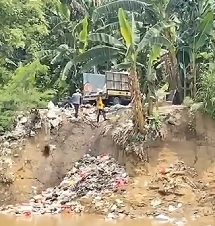 Truk Sampah Terekam Membuang Sampah di Kali Bekasi