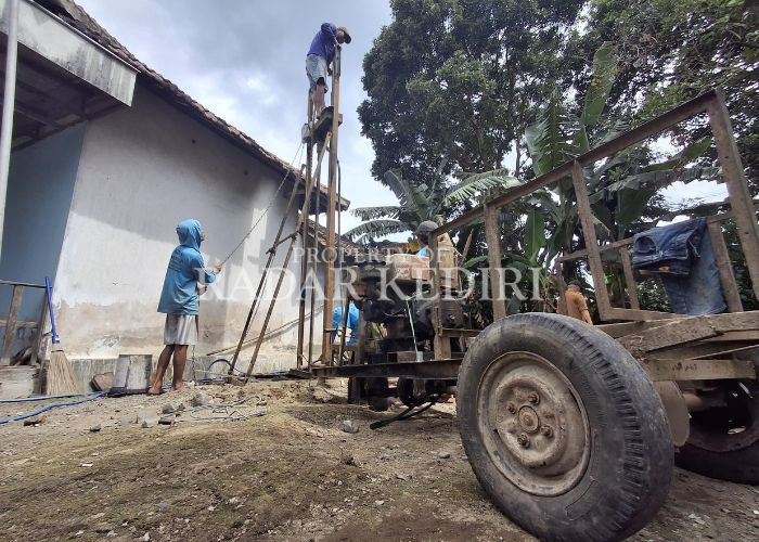 BOR DALAM: Pekarja menggali sumur sedalam 12 meter dan menemukan air jernih.