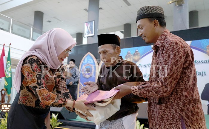 Wakil Bupati Kediri Dewi Mariya Ulfa menyerahkan bekal kepada perwakilan jemaah haji di Convention Hall SLG.