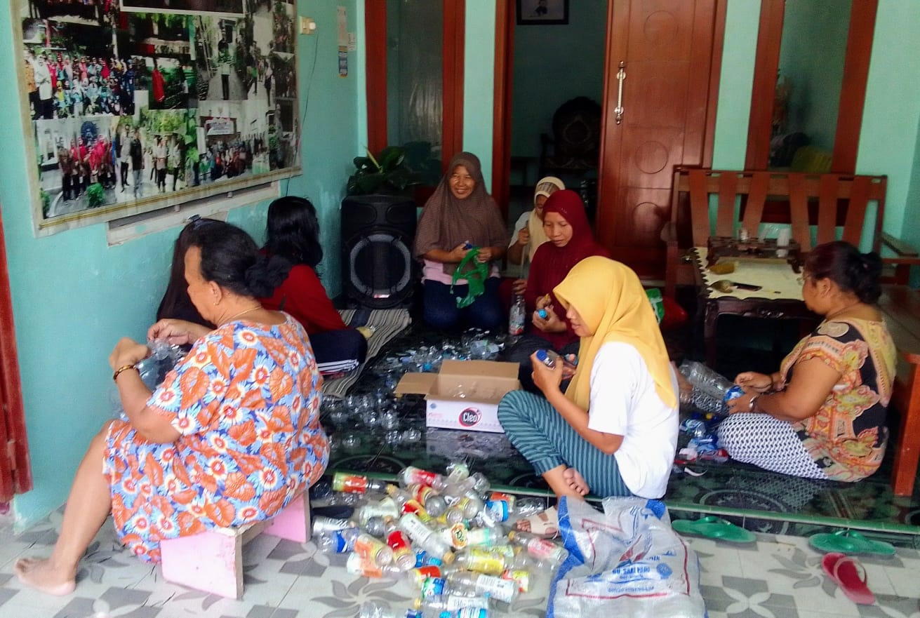 Warga Desa Tertek manfaatkan limbah sampah plastik jadi ecobrick.