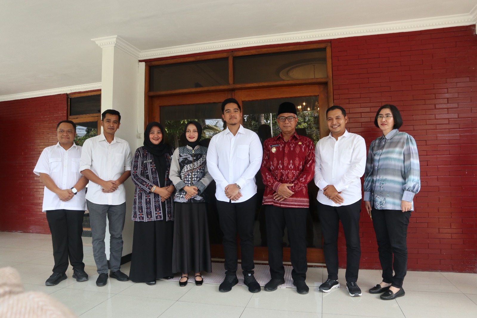 Ketum PSI Kaesang Pamgarep foto bersama Wali Kota Kediri Vinanda.