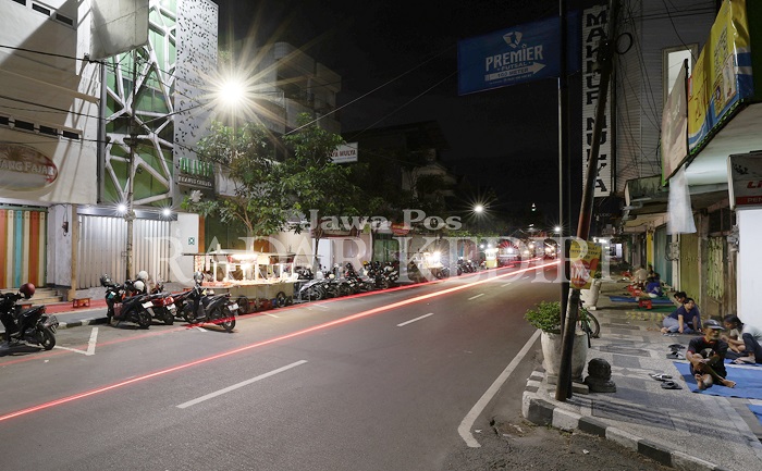 Sejumlah lapak angkringan memadati Jl Pattimura sejak sore hingga dini hari.