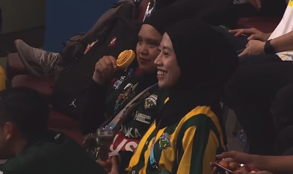 Tangkapan layar Megawati Hangestri memberi dukungan timnya Gresik Petrokimia di GOR Jatidiri Semarang.