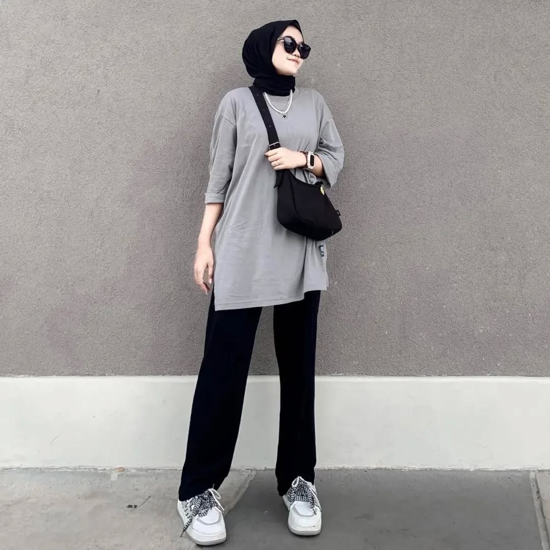 Inspirasi outfit sederhana dengan paduan klasik hitam dan abu-abu dengan aksesoris kalung, tetap terlihat sederhana dan minimalis (@deyaaletha)