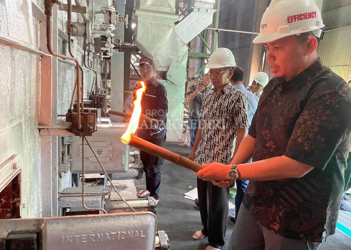 GM PG Ngadiredjo dan jajaran bersama tokoh masyarakat kompak cetik geni sebagai tanda kesiapan giling 2025.