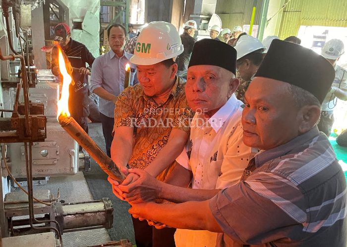 GM PG Ngadiredjo dan jajaran bersama tokoh masyarakat kompak cetik geni sebagai tanda kesiapan giling 2025.