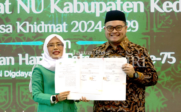 Ketua Cabang Fatayat NU periode 2024-2029 Dewi Mariya Ulfa bersama Bupati Kediri Hanindhito Himawan Pramana usai pelantikan di Convention Hall Simpang Lima Gumul.