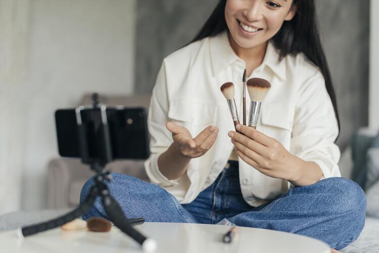 Ilustrasi Make Up untuk Pemula (freepik)