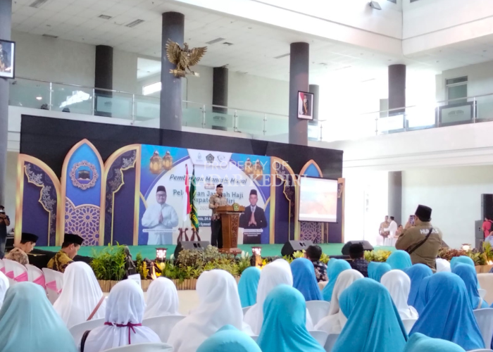 Calon jemaah haji tengah melakukan manasik haji.